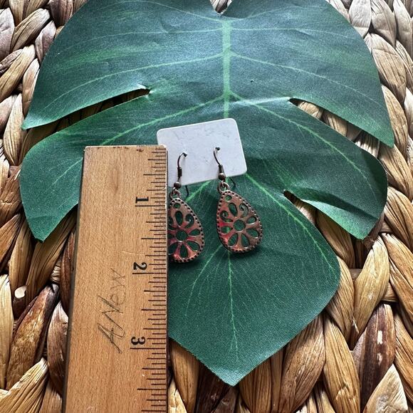 BOGO FREE SILVER LASER CUT TEAR DROP VTG EARRINGS - Picture 3 of 4